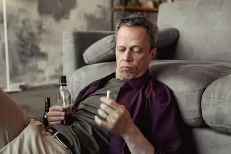 精神短发醉醺醺的短发老人在家喝酒抽烟照片