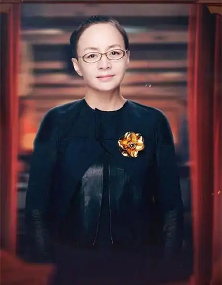 58岁宋丹丹不服老,带儿子巴图上综艺,穿贵妇装扎小辫抢尽风头_手机