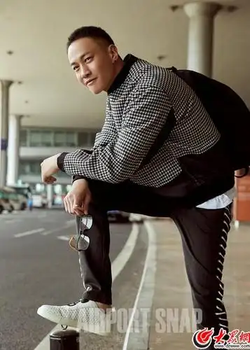 何润东动感硬汉街拍魅力满分 完美hold住圆寸