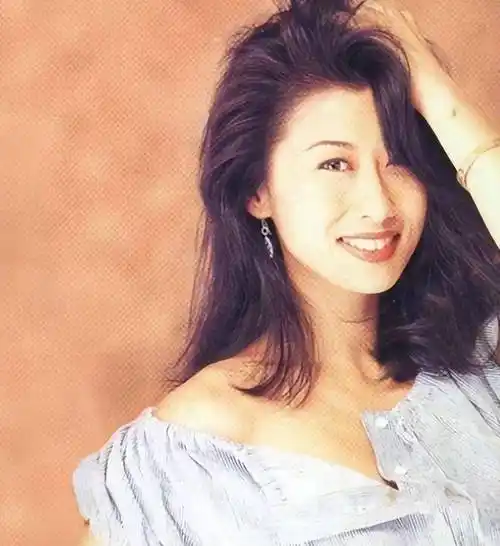 从年轻到老都时尚,但为何叶倩文,却可以优雅地老去?_风格_身材_下图