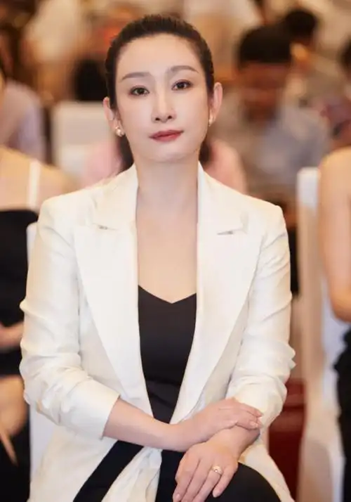 精彩的成熟风搭配就学秦海璐,气场全开