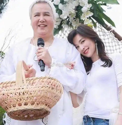 林瑞阳年轻时是琼瑶剧的御用男主角,很帅气很俊朗.