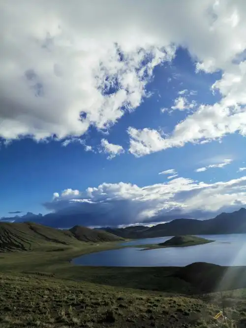 最关键的是普莫雍措人少好出片,羊湖南岸比北岸风景更多样