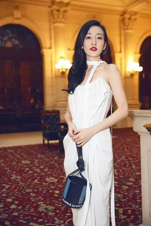 王鸥的造型真有白月光的感觉鲜红的嘴唇更撩人感觉很有女人味