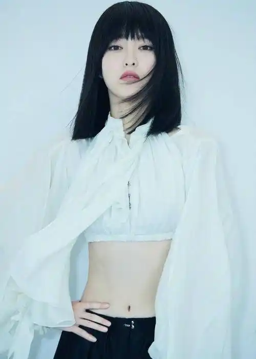 唐嫣齐刘海发型拍写真显稚嫩,罕见露小腹两个表情显内心小波动_女神