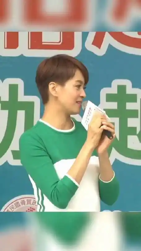 "梁咏琪 亮相活动,短发造型依然气质满满,47岁这状态如何?