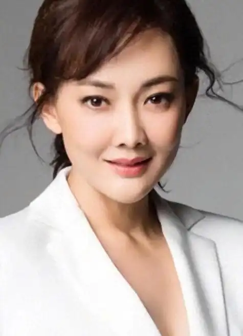 牛莉:24岁嫁给大7岁"圈外人",婚后生三子,结婚26年恩爱