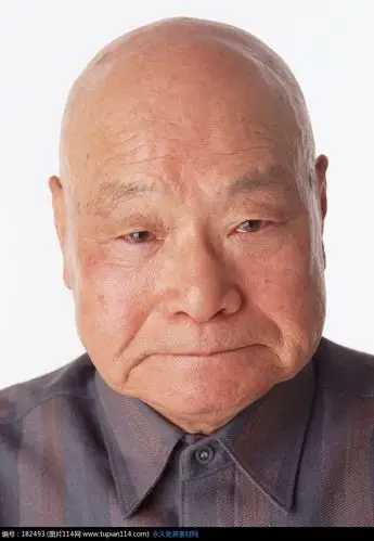 光头的老年男人