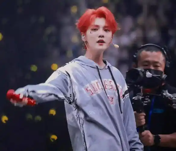 工作室晒鹿晗近照却被粉丝吐槽显老妆太浓美颜过度