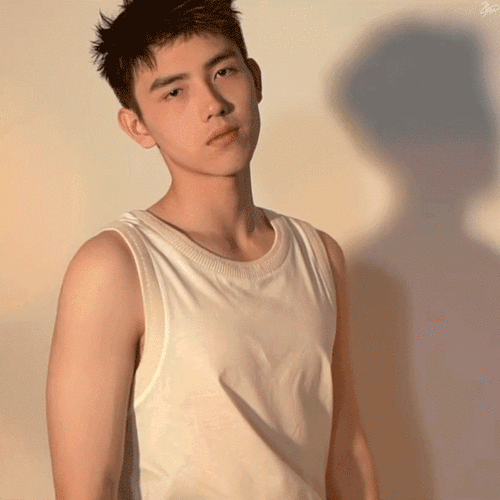 陈飞宇今日微博晒十月十张随手拍,这个腹肌真的是我可以看的嘛 为什么