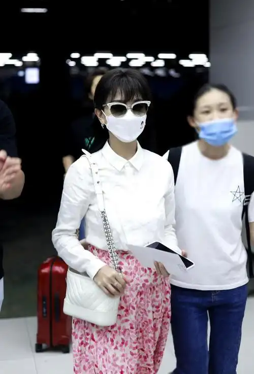 快70岁女性不能穿碎花裙?看赵雅芝的机场照,优雅显贵气