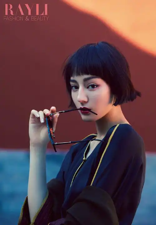 > 迪丽热巴短发造型魅力写真图片(7/12)