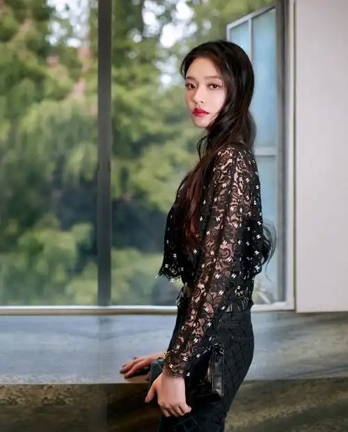 24岁林允漂亮温柔美腻仙女裙海边拍大片优雅公主感满满