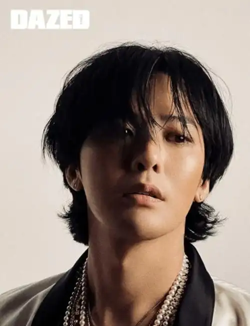 9日,时尚杂志《dazed》通过2021年13周年纪念号封面故事,公开了权志龙