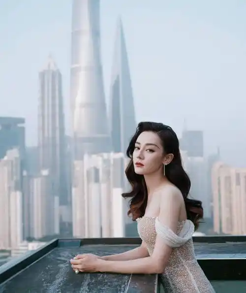 迪丽热巴高级感满满,卷发朱唇搭配钉珠礼服,身姿轻俏韵味十足_姐姐