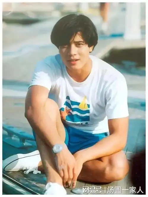 白月光啊~因为在四大天王领奖的那个视频里突然 get 到郭富城的颜值