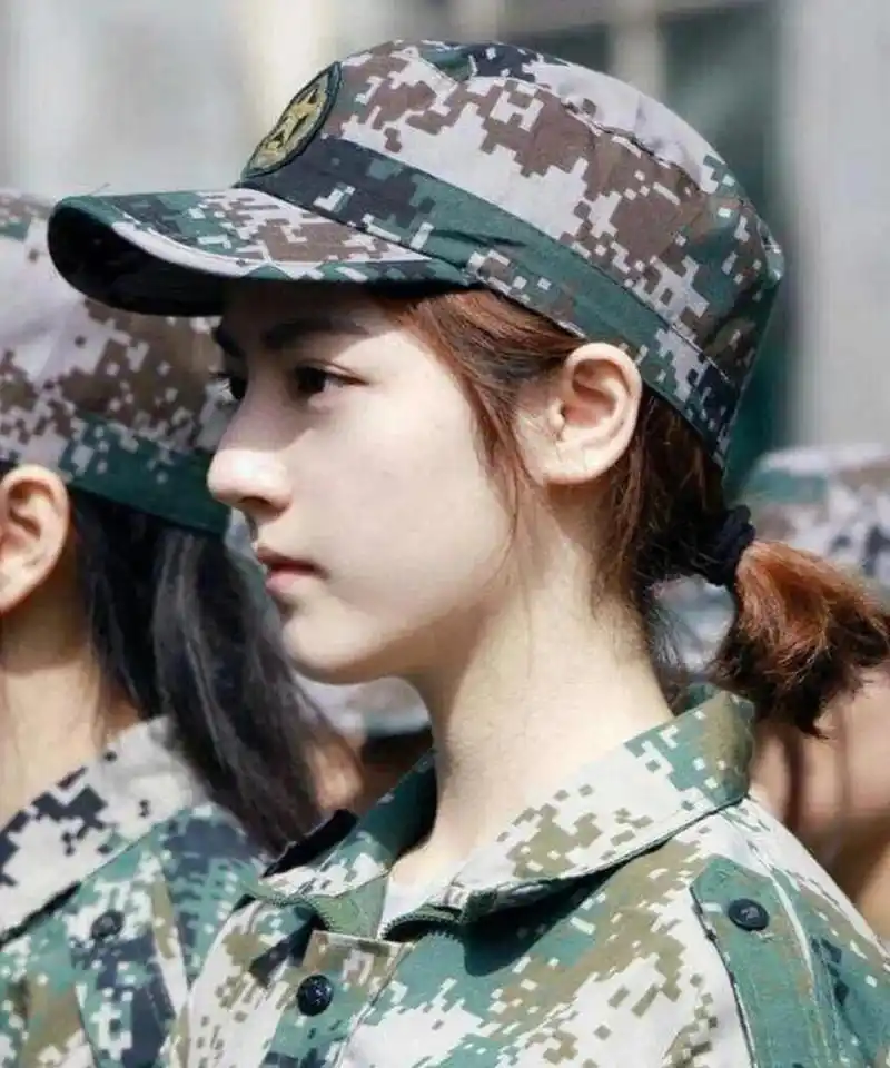 这是学生时代的迪丽热巴吗?连侧颜也那么清新脱俗,太好看了. #娱乐