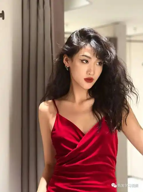 "复古港风烫发"女孩,年底烫发约起来!_发型_刘海_头发