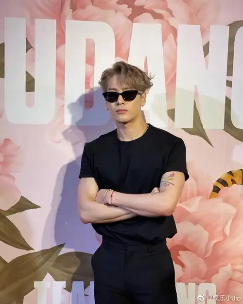 王嘉尔在新加坡的最新照片好帅,帅哥在新加坡的人气好高啊__财经头条