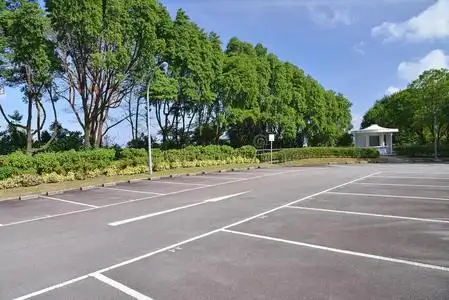 露天停车场照片