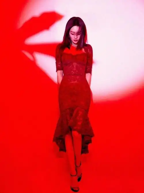 明星写真李沁红色蕾丝抹胸连衣裙搭配一字带高跟鞋性感妩媚