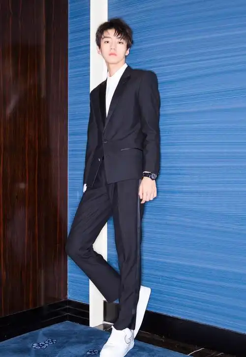 王俊凯正装杀,西装笔挺,少年如画,惊艳的大长腿