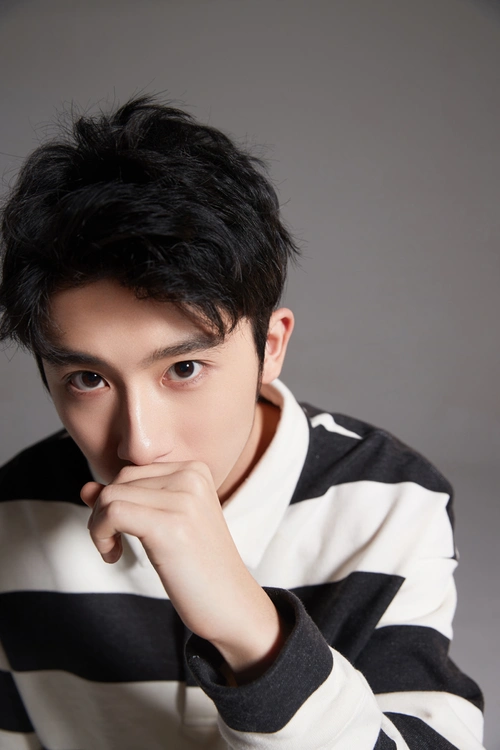 新人演员郝富申帅气写真图片