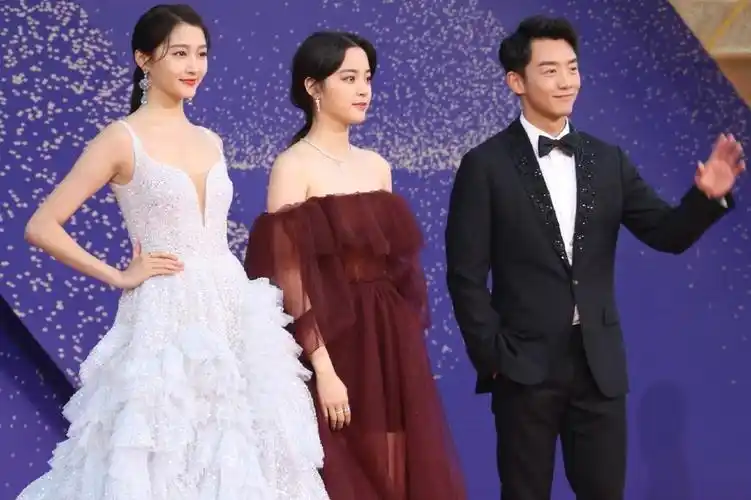 欧阳娜娜和关晓彤一起走红毯亮了