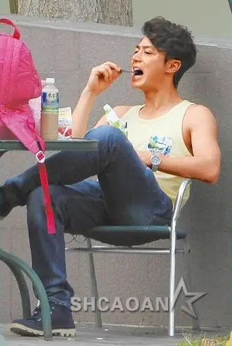 霍建华坐在《真相禁区》片场角落悠哉跷脚大口吃零食(图)时 间:2015-5