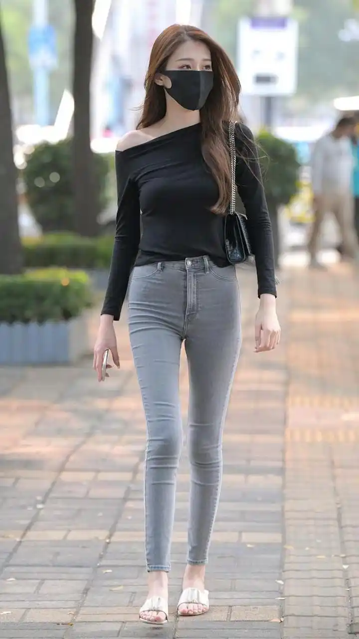 夏天穿紧身牛仔裤搭配什么鞋子?可以试试拖鞋,清凉舒适又显腿长