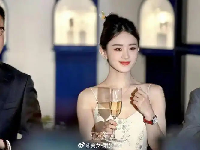 赵丽颖最新活动生图释出 高颅顶和肩颈线条好绝__财经头条