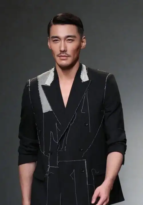 53岁胡兵伦敦爆火:外国女子疯狂围观,唯一被邀请中国明星_时尚_文化