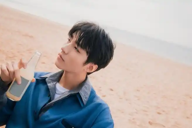 王俊凯海边凝眸大片##恰好是少年海岛大片