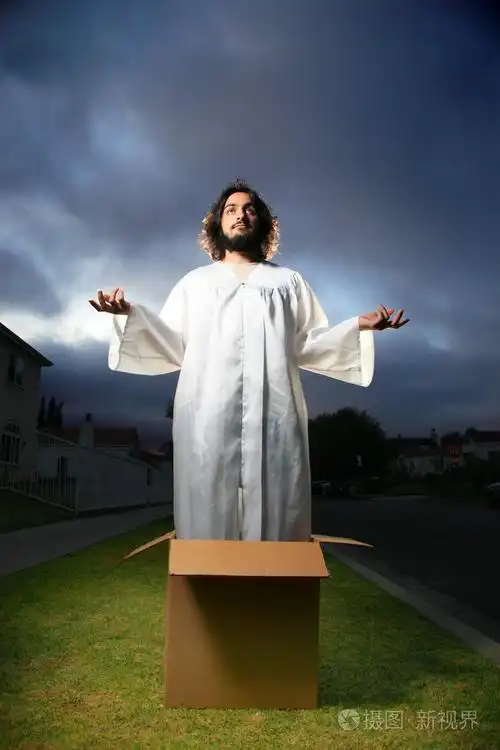 耶稣站在框中以举手