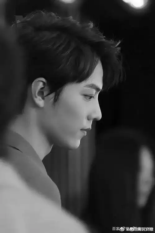 正能量满满的肖战,侧颜杀你觉得可吗