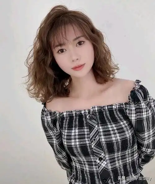 染发可以快速地让整个发型的时尚感得到提升,烫发的效果也不差,不仅