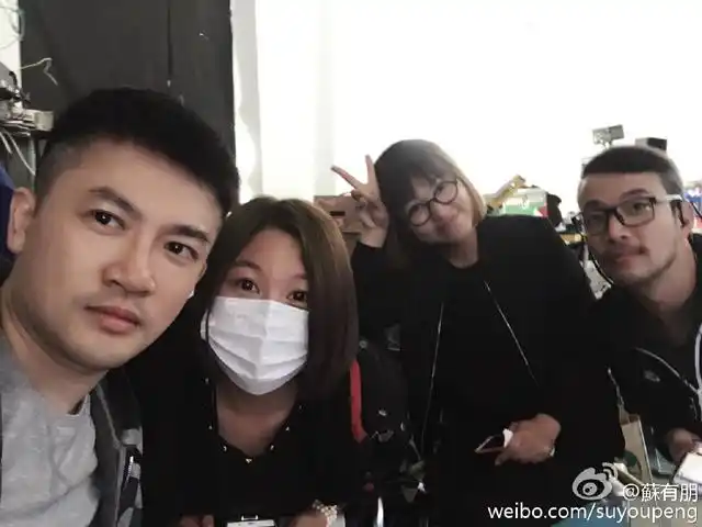 戴口罩的女经纪人amy苏有朋右边是他的经纪人amy合影.身高是亮点.