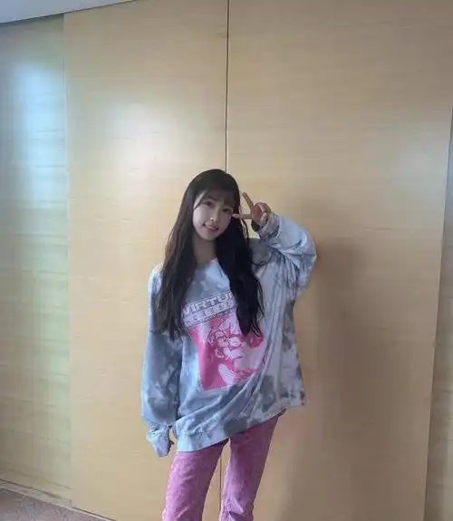 虞书欣演绎另类风格,泡泡袖上衣搭配牛仔短裤,气质超凡脱俗