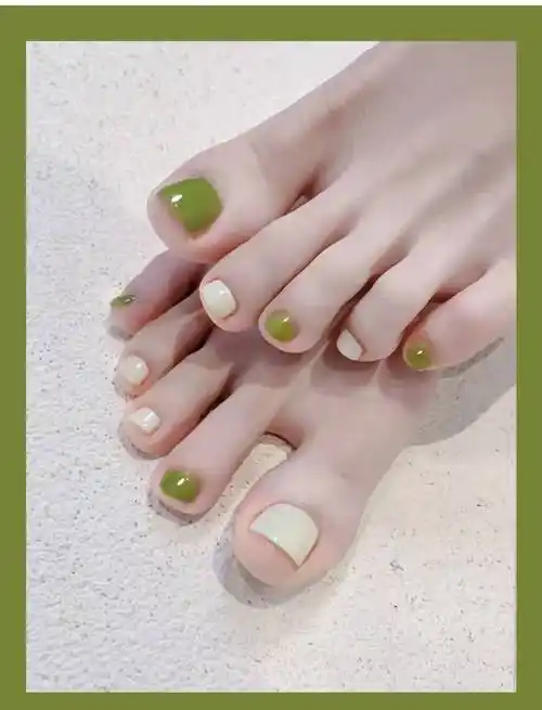 草绿色美甲夏天快到了,是时候穿凉鞋了,作为精致的猪猪女孩,脚趾甲