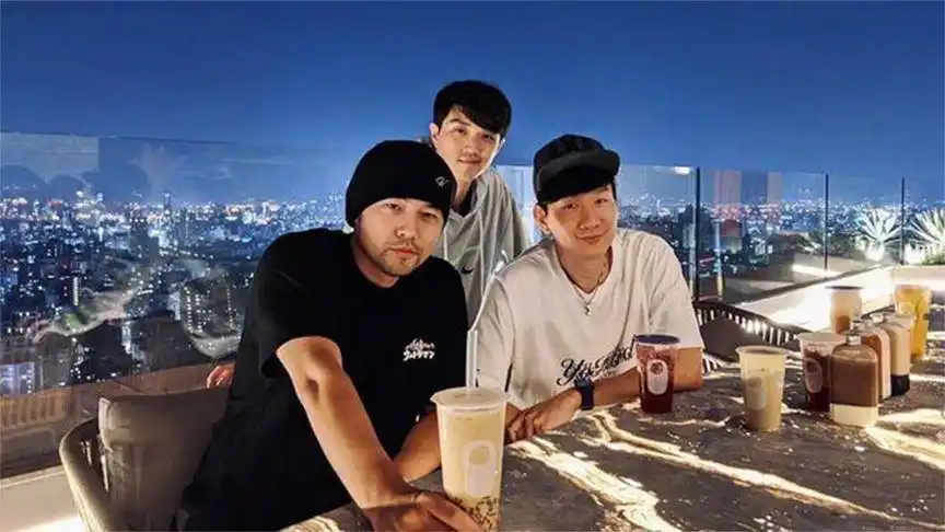 少见的周杰伦和林俊杰同框,t恤配墨镜奶茶配冰淇淋,时尚又潮流