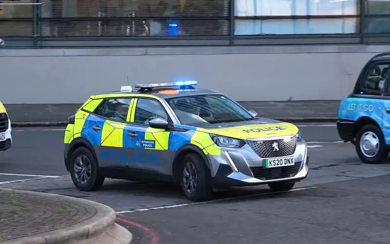 英国大都会警察驾驶培训部门标致e-2008警车出警