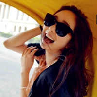 戴眼镜霸气侧漏的女生头像