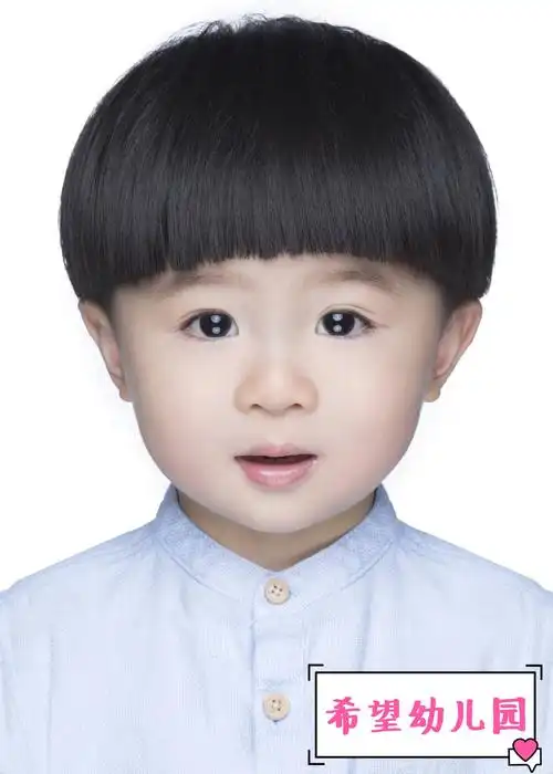 幼儿园的床上,水杯架,毛巾架等,都需要贴上宝贝的大头照