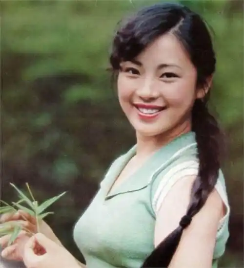 李连杰前妻黄秋燕近照,57岁气质依旧,网友:完全不输利智!