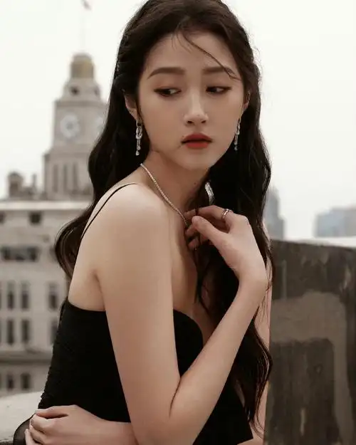 关晓彤微博之夜黑色拖尾裙 好想看到彤姐演一个类似猫女郎的角色