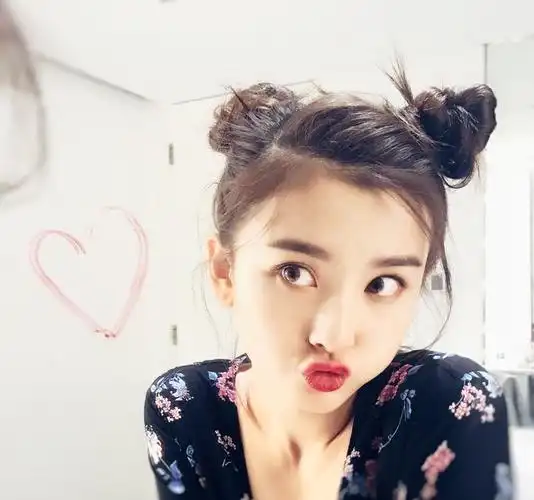 时尚丸子头   偶尔在妈妈面前卖个萌,扎两个丸子头回忆下童年的恐乐