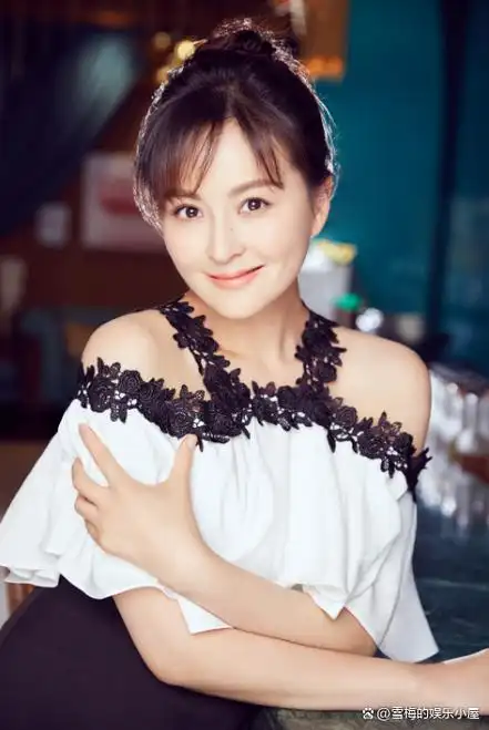 她被誉为干净的女演员富商苦追10年才嫁今和女儿被宠如宝