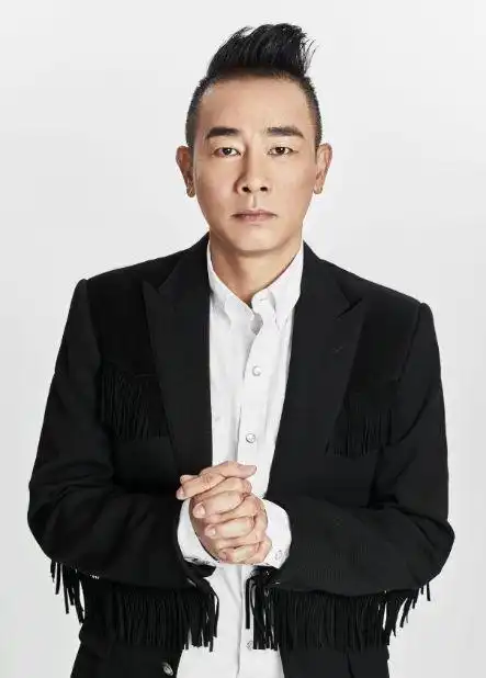 陈小春的妻子是应采儿,两人同属一家公司,日久生情,2007年两人公布