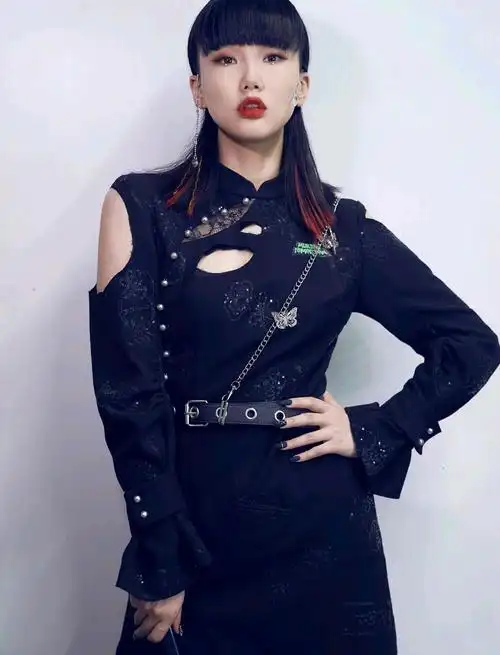 原创黄龄厉害了,轻松驾驭"公主切"刘海,一身黑穿搭look,气质出众