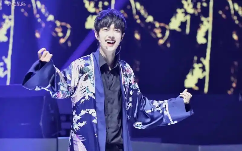 肖战《极乐净土》,不需要太多技巧,只要享受舞台,那就是最帅的你最好